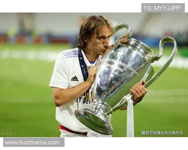 足球明星捧欧冠奖杯的荣耀瞬间展现足球世界的辉煌与梦想